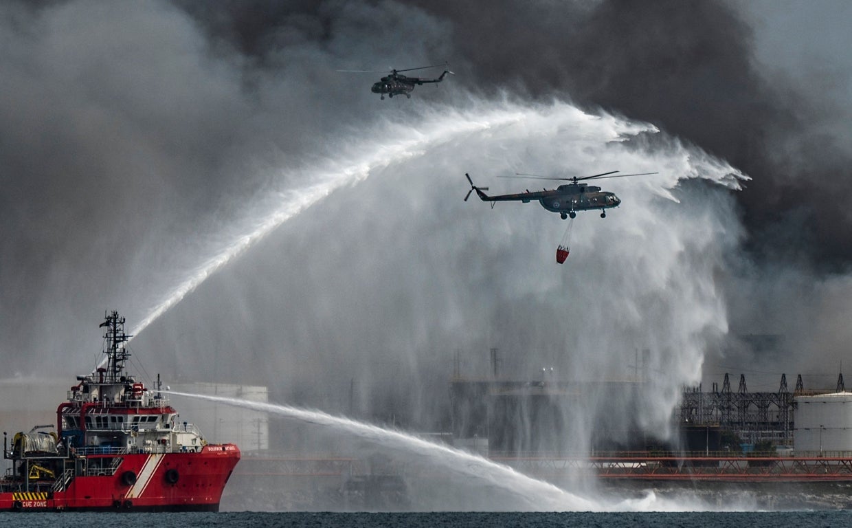 El buque de extinción de incendios mexicano Bourbon Artabaze y helicópteros luchan por contener el incendio de hace días en un depósito de combustible provocado por un rayo en Matanzas