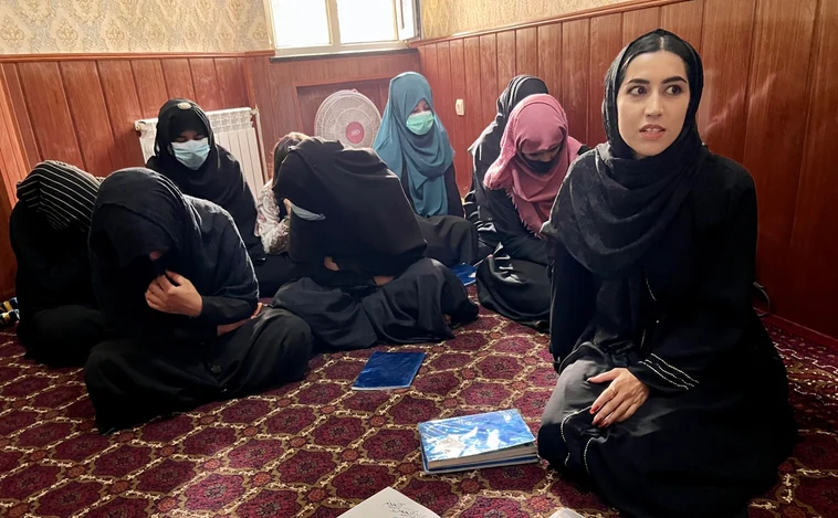 Las escuelas secretas para niñas que desafían a los talibanes