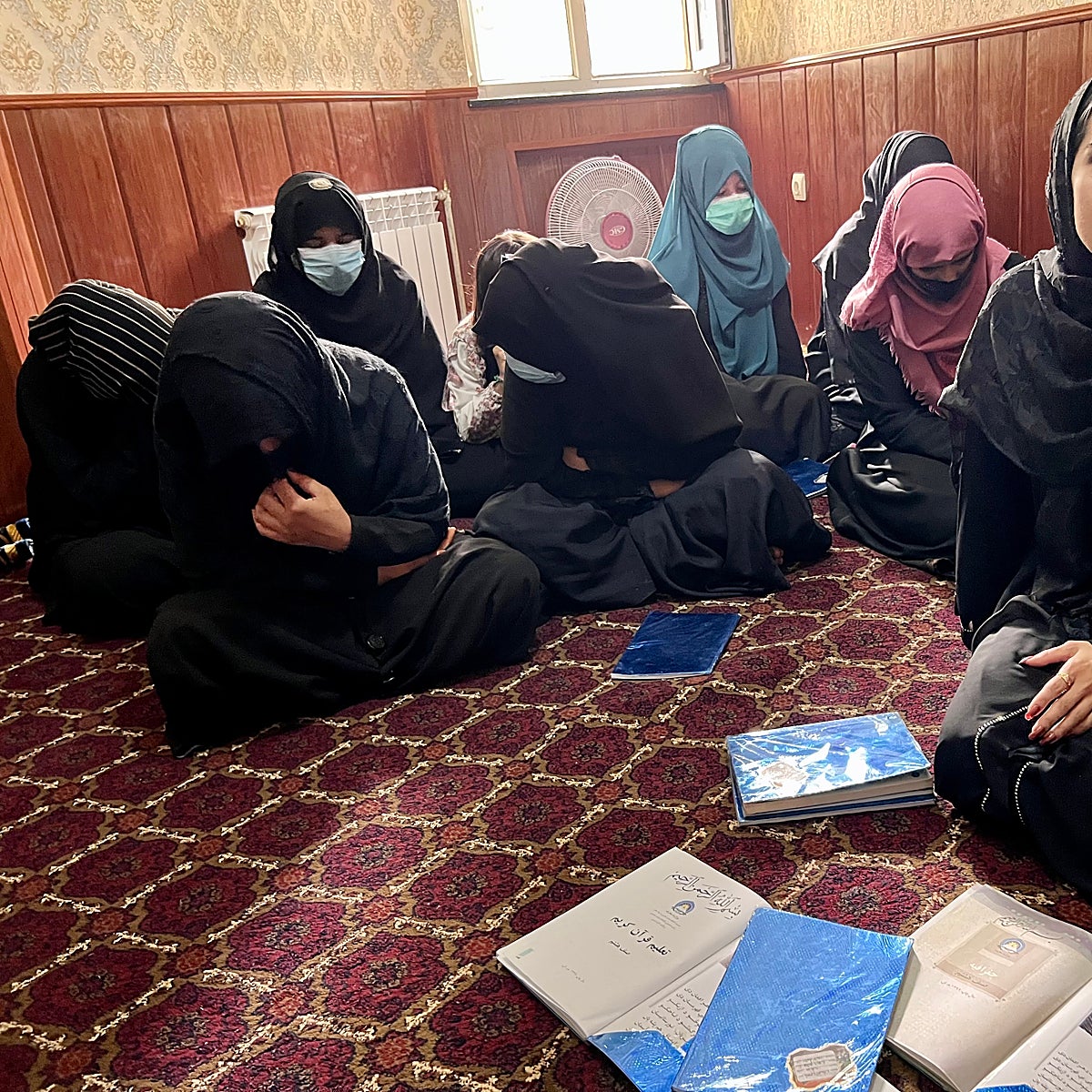 Las escuelas secretas para niñas que desafían a los talibanes