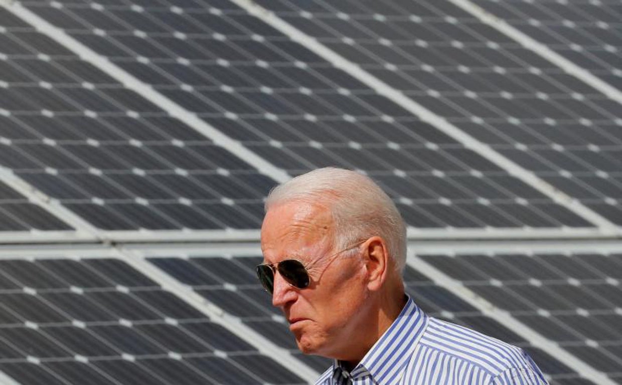Joe Biden camina junto a los paneles solares en una iniciativa de energías renovables Nuevo Hampshire, Estados Unidos