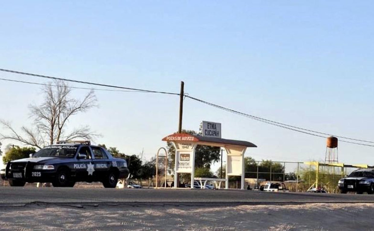 Integrantes de la policía municipal resguardan la zona donde se localizó el cuerpo sin vida del periodista Juan Arjón López hoy, en el municipio San Luis Río Colorado, Sonora (México)