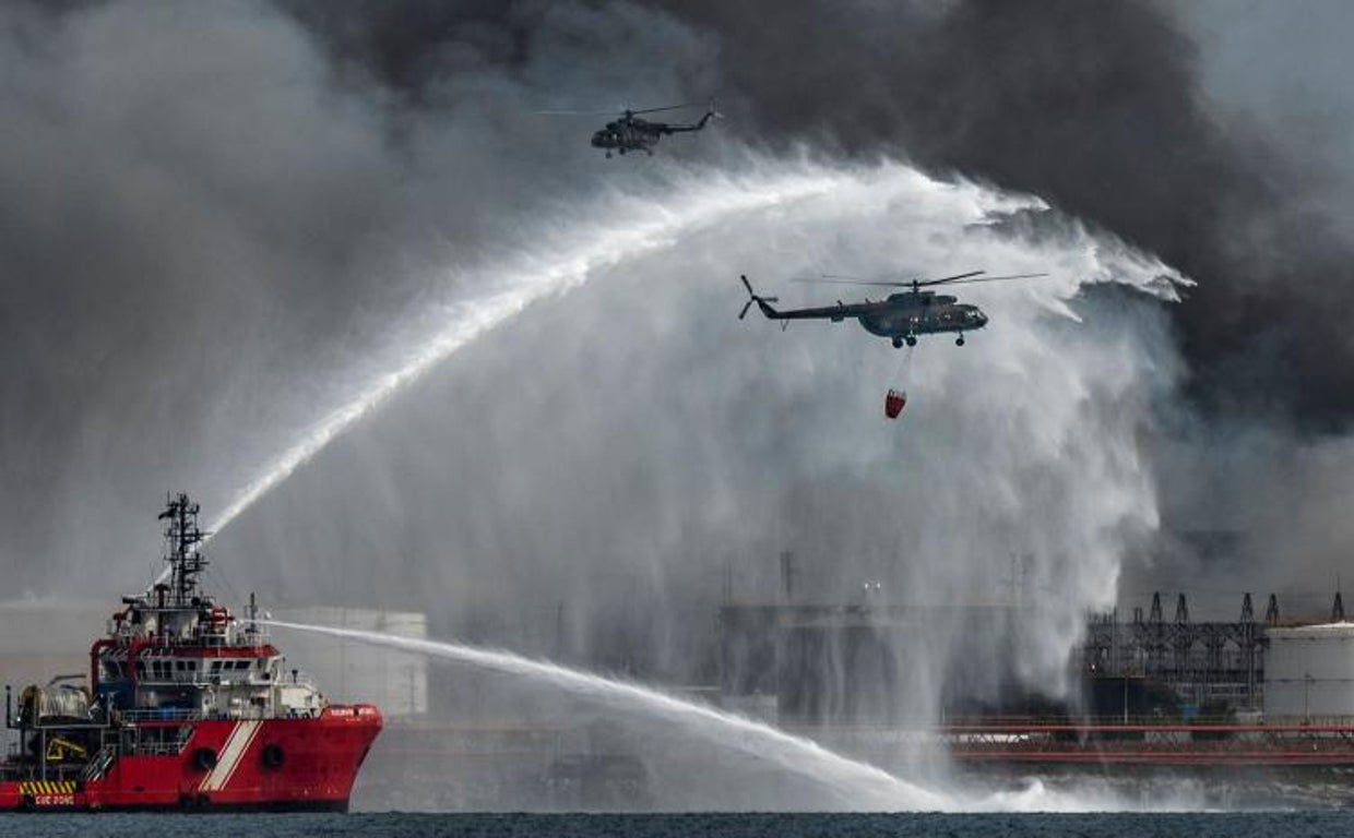 El buque de extinción de incendios mexicano «Bourbon Artabaze» y los helicópteros de rescate