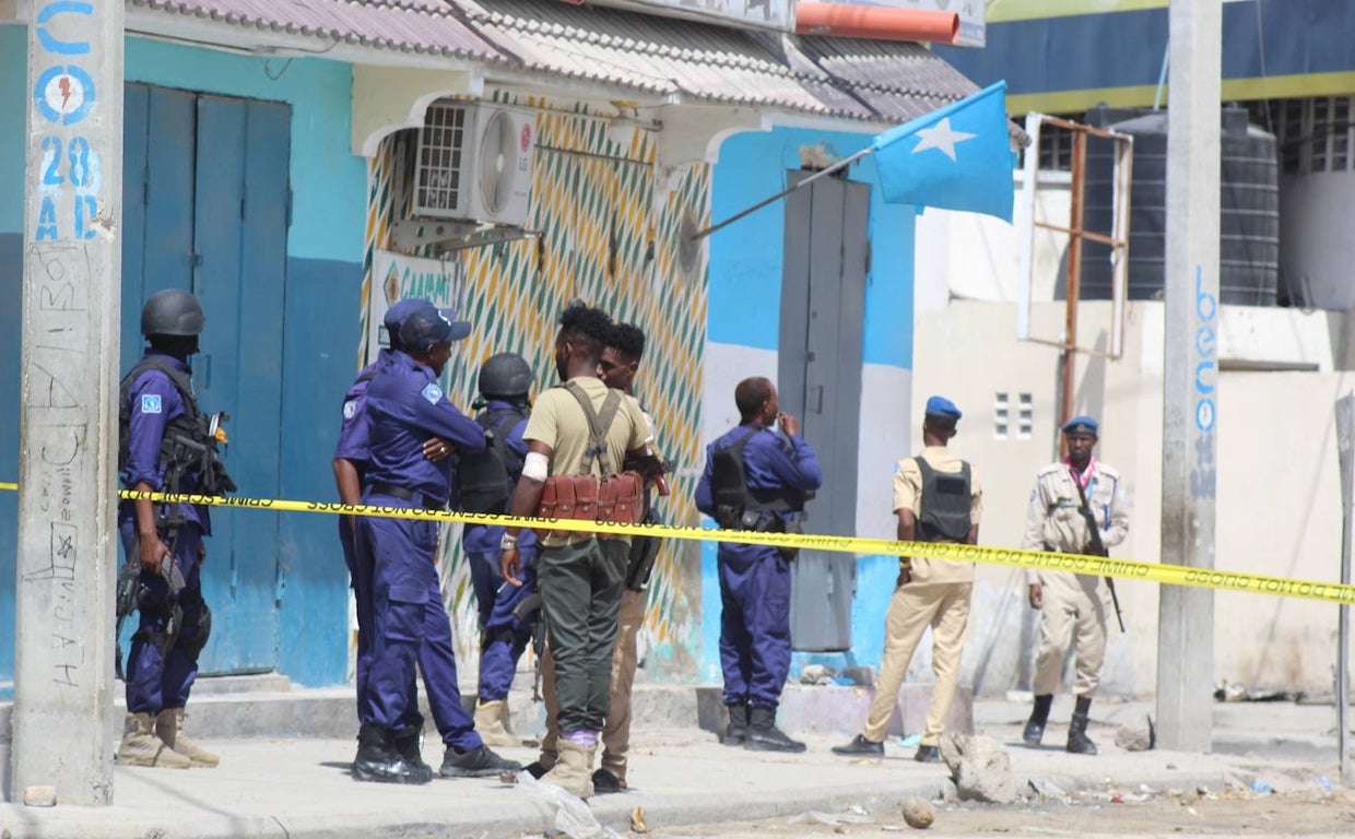 Agentes de seguridad somalíes acuden al lugar de atentado en Mogadiscio, capital de Somalia