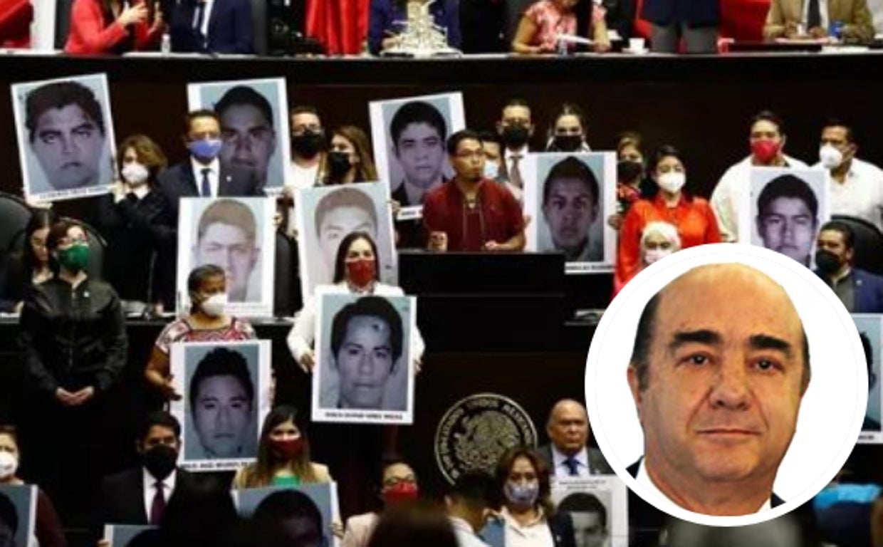 El ex fiscal general de México, Jesús Murillo Karam (abajo a la derecha), y de fondo los rostros de los desaparecidos