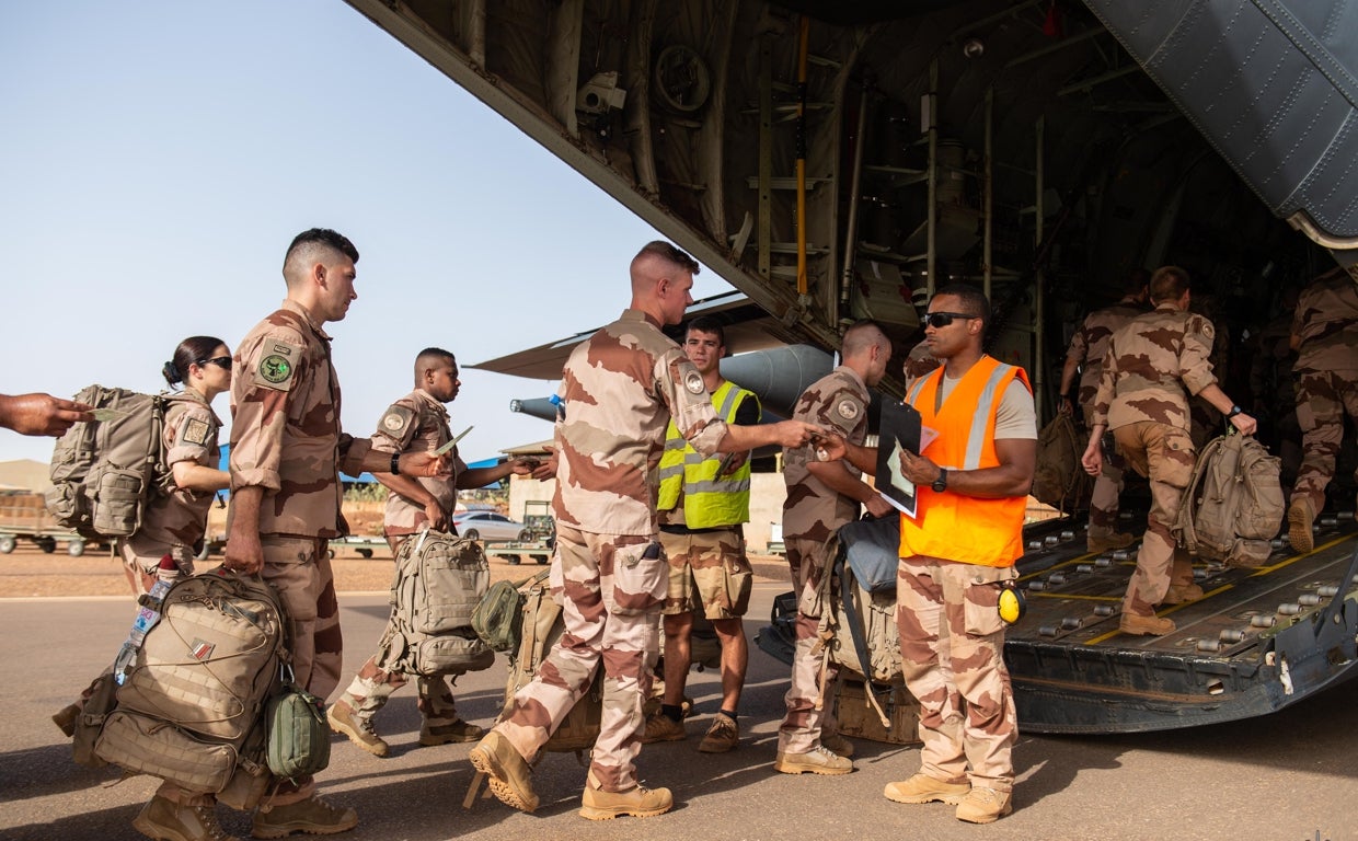 Varios soldados franceses de la 'operación Brakhane' abandonando Mali en junio