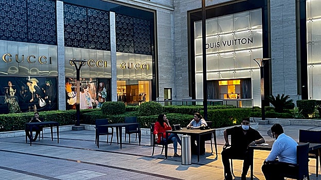 El centro comercial DLF Emporio de Nueva Delhi acoge un centenar de las marcas de lujo más caras del mundo