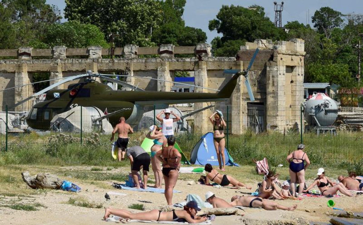 Turistas se relajan en una playa del Mar Negro en Sebastopol, la ciudad más grande de la península de Crimea y su puerto y base naval más importantes