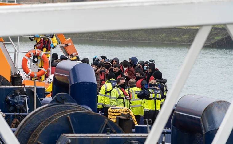 Récord de llegadas de inmigrantes al Reino Unido a través del Canal de la Mancha: 1.295 personas en un día