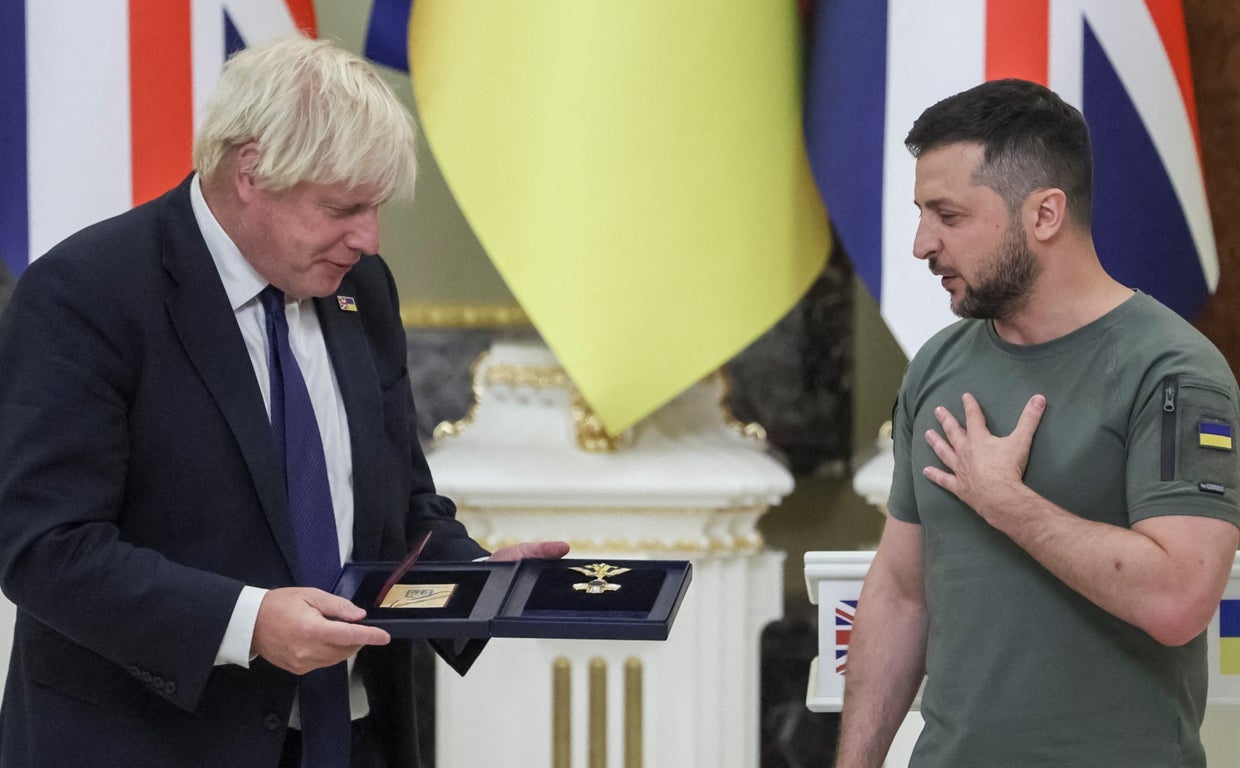 El todavía primer ministro británico, Boris Johnson, con el presidente de Ucrania, Volodímir Zelenski