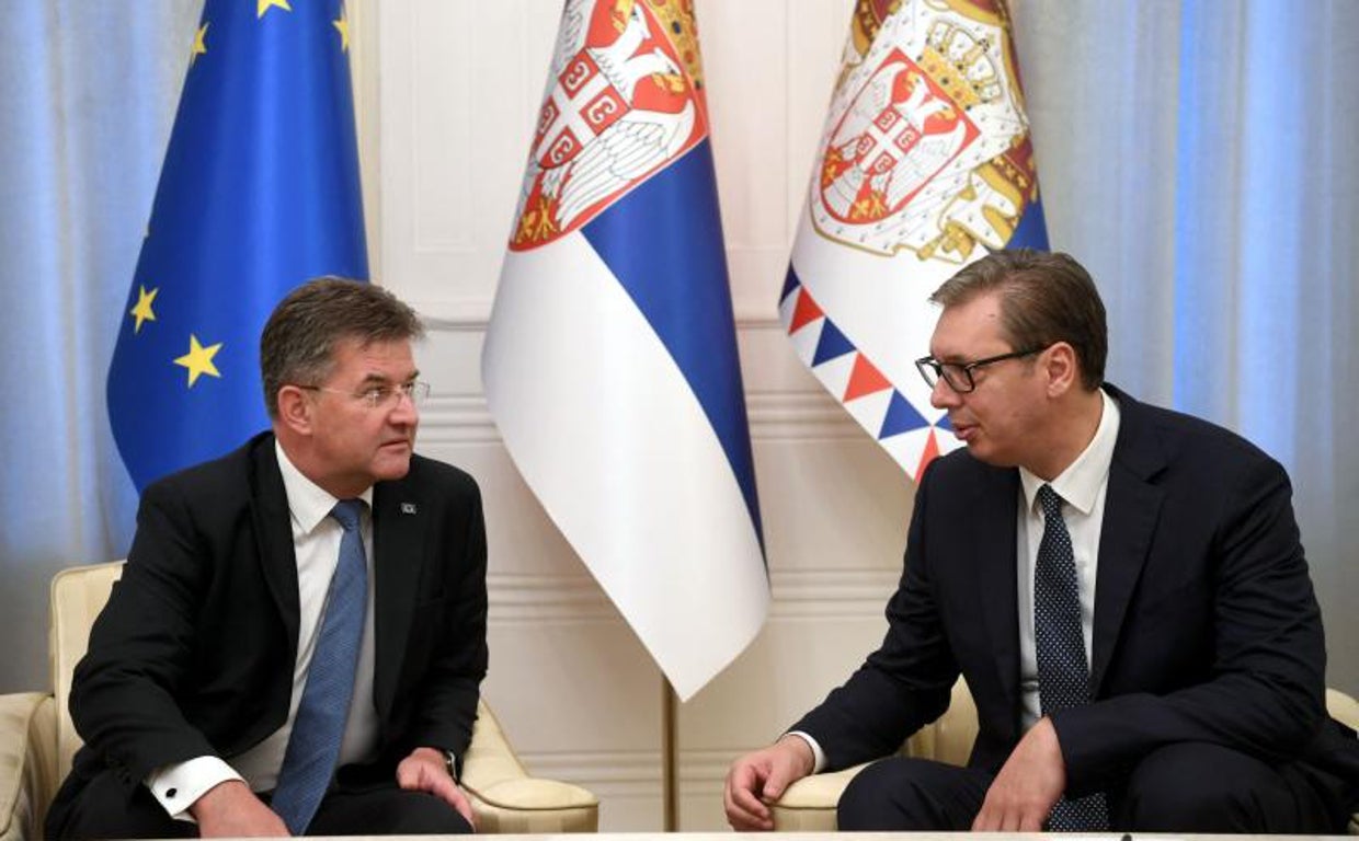 El presidente serbio Aleksandar Vucic (R) mientras habla con el enviado especial de la UE para Kosovo, Miroslav Lajcak, en Belgrado