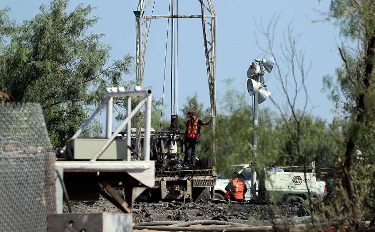 Personal de emergencias trabajando en la zona donde se encuentran 10 mineros atrapados