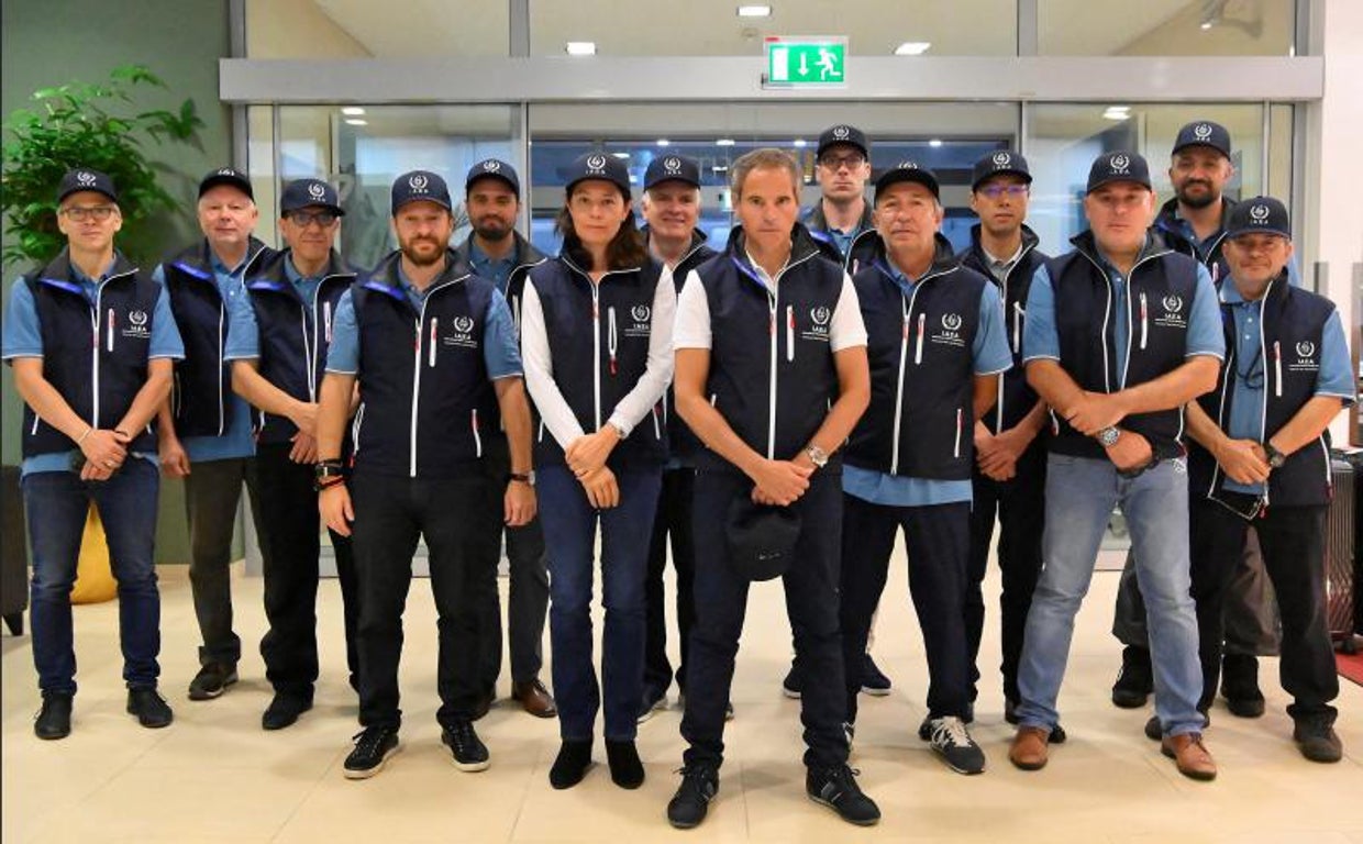 La comitiva de expertos que viajar a la central nuclear de Zaporiyia, en Ucrania. Rafael Grossi, director de la OIEA, en el centro sin gorra