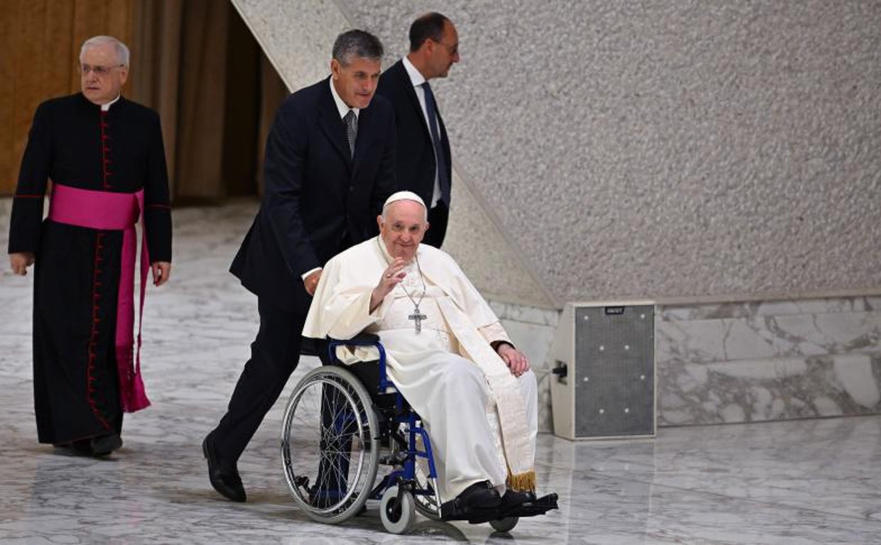 El Papa Francisco, sentado en una silla de ruedas, llega para dirigir la audiencia general semanal en el aula Pablo VI, Ciudad del Vaticano, el 24 de agosto de 2022
