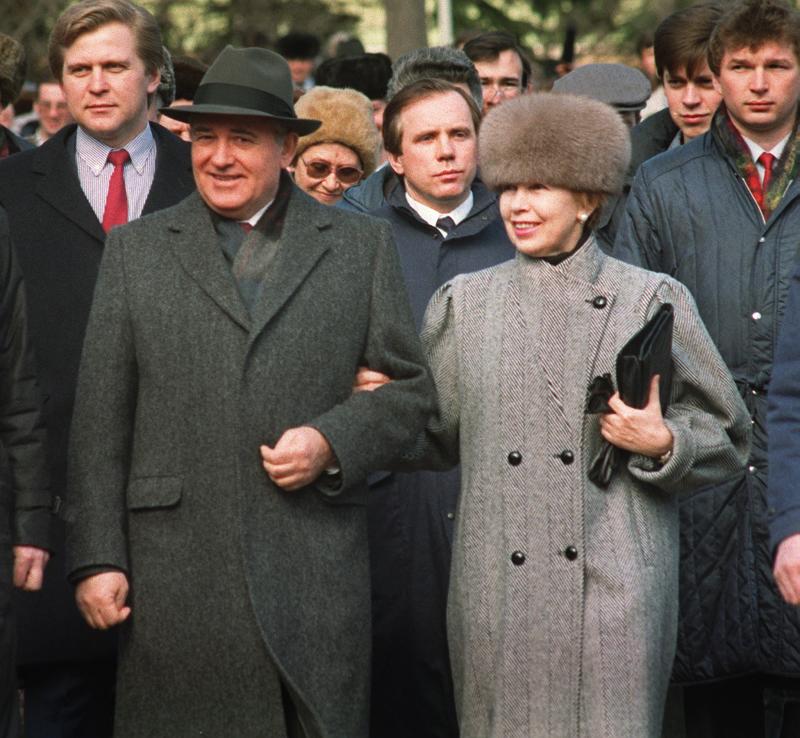 Gorbachov y su mujer Raisa en Moscú en 1990.