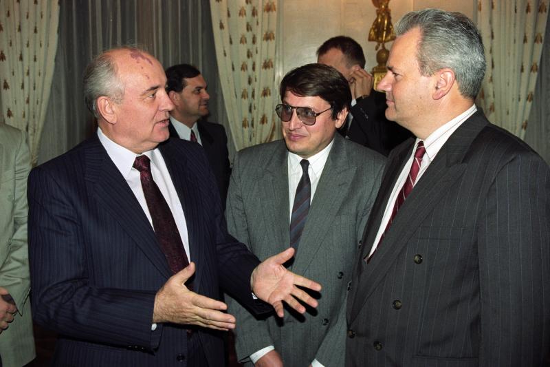 Gorbachov saluda al expresidente serbio Slobodan Milosevic en 1991. 