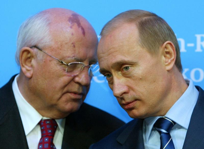 Gorbachov junto al presidente de Rusia, Vladímir Putin, en 2004.