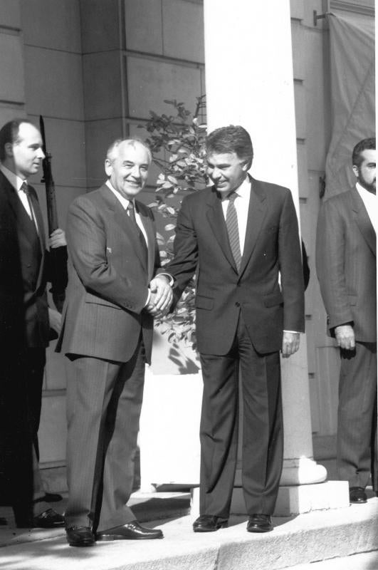 Gorbachov con el expresidente del Gobierno Felipez González en 1990 en la Moncloa.