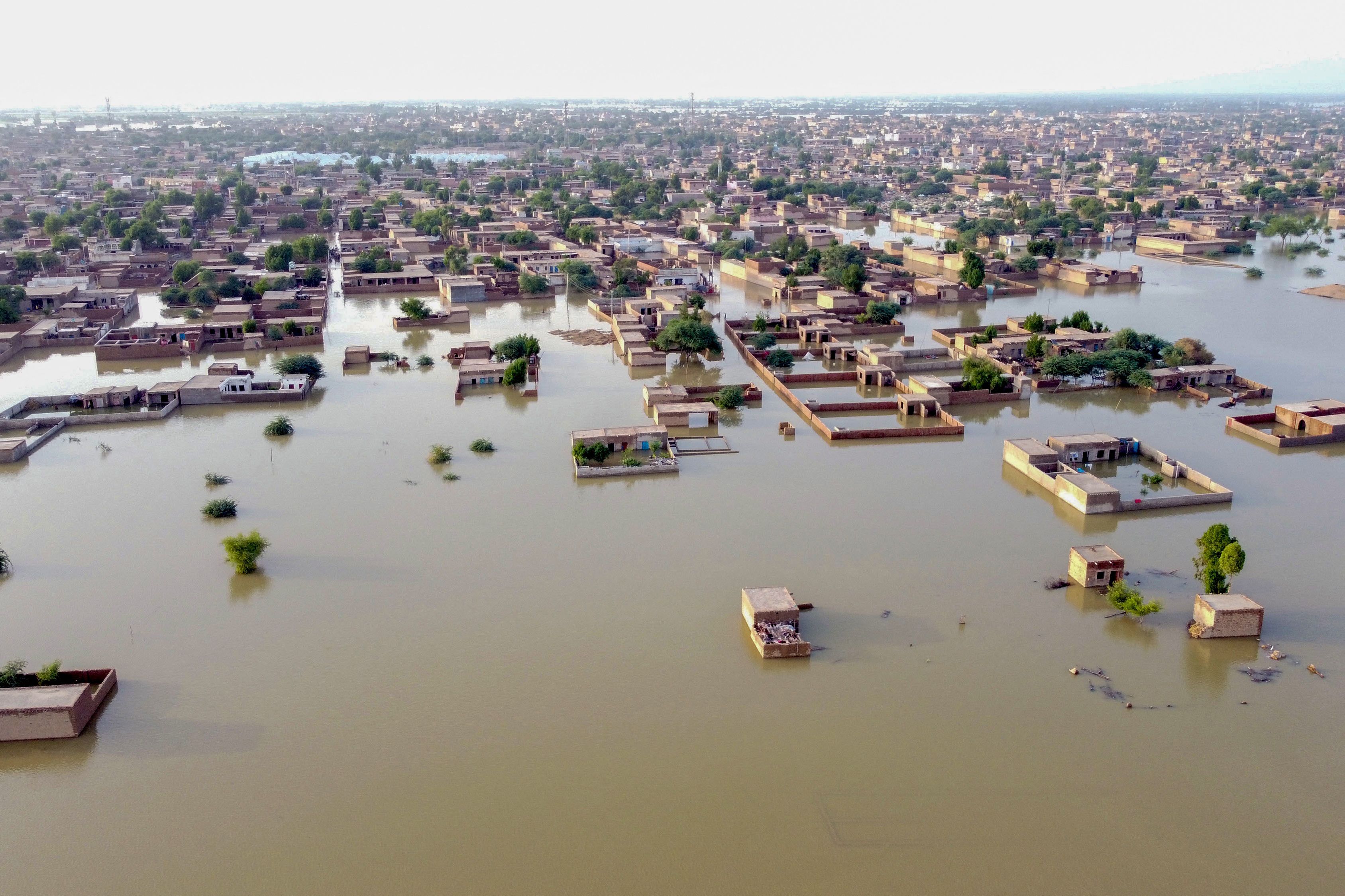 Vista aérea de una ciudad completamente inundada en la provincia de Balochistán.