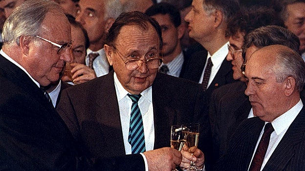 Gorbachov saluda a Kohl