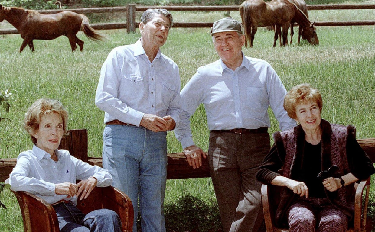 Gorbachov y Reagan, acompañado por sus esposas, en el rancho del fallecido expresidente de EE.UU.