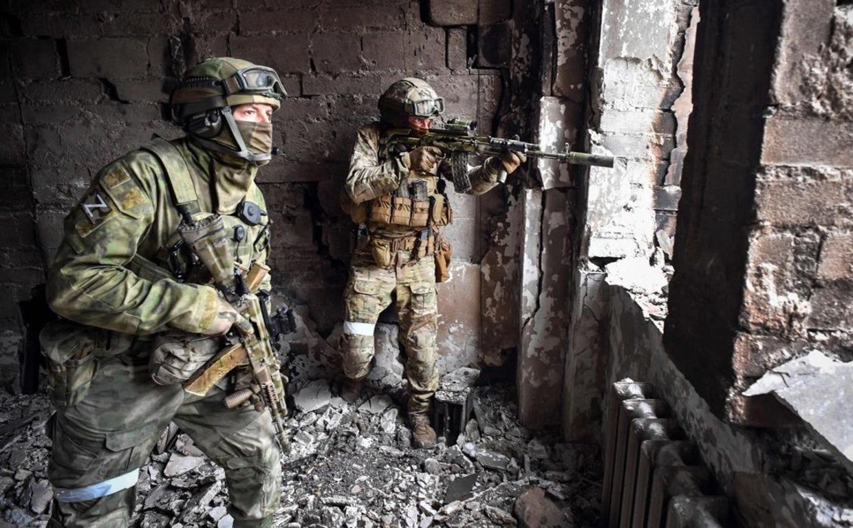 Soldados rusos patrullan en el teatro de Mariúpol