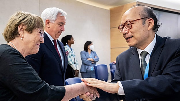 Michelle Batellet, junto al embajador chino en la ONU, Geneva Chen Xu