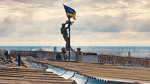 Soldados ucranianos izando la bandera nacional  en Vysokopillia, región de Jersón