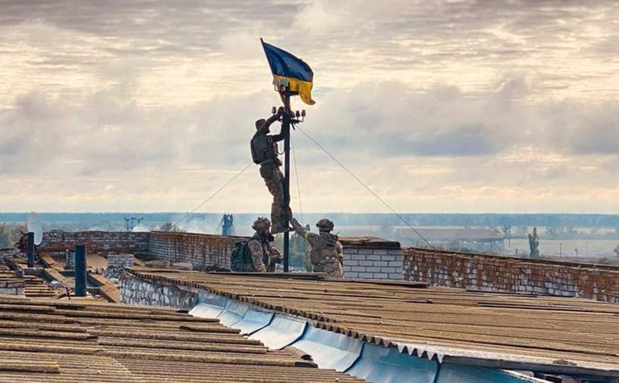 Soldados ucranianos ondeando la bandera de su país en la recién reconquistada localidad de Vysokopolye, en Jersón