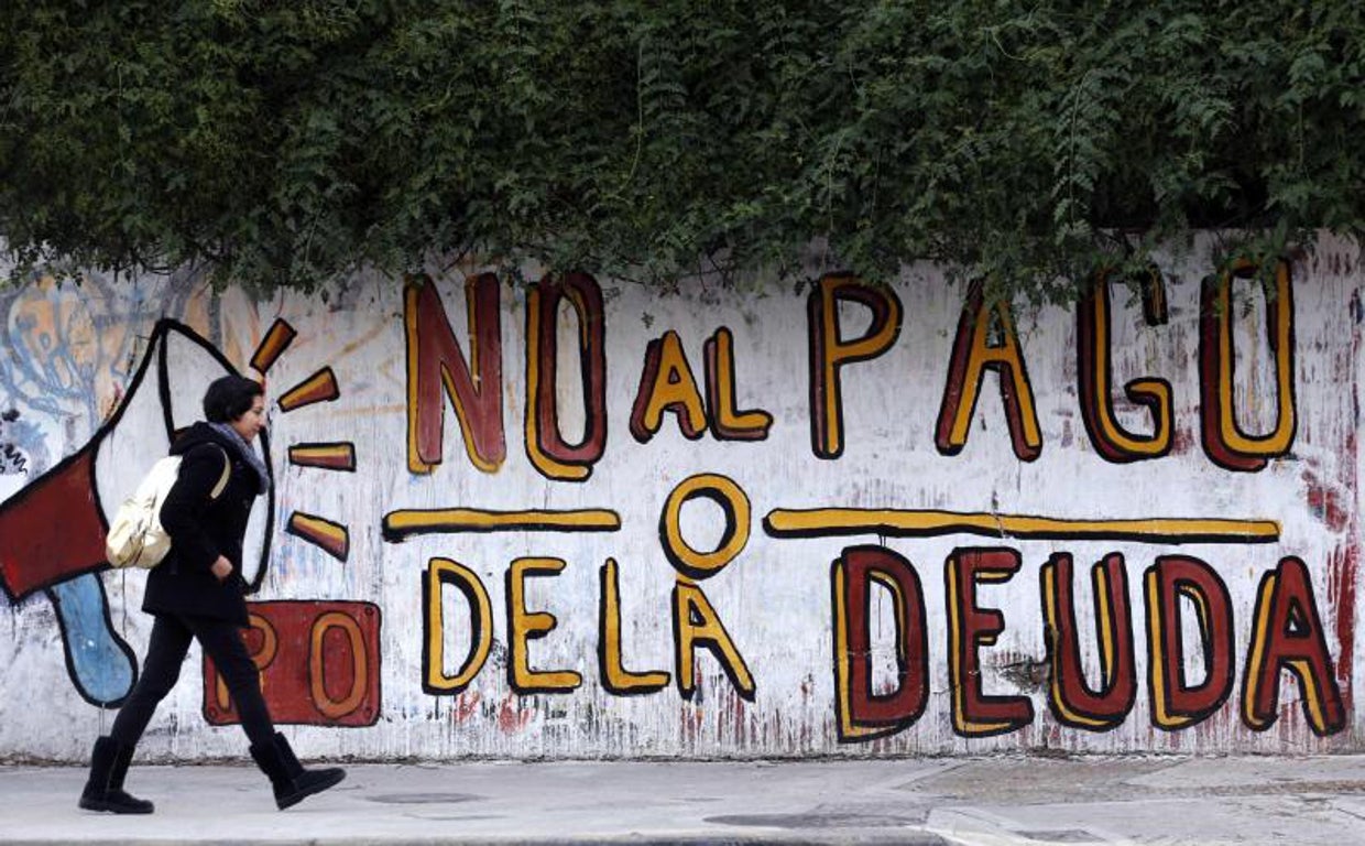 Una bonaerense, junto a una pintada en contra del pago de la deuda externa