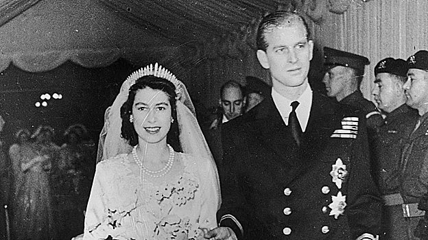 La reina Isabel II durante su boda con Felipe de Edimburgo