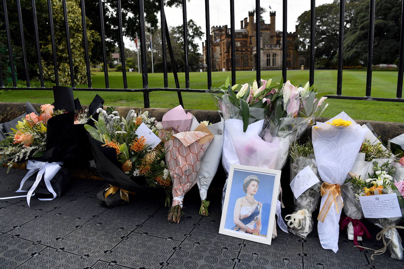 Otro retrato de la Reina entre los ramos de flores. Muchos ciudadanos, además, han escrito notas de despedida 