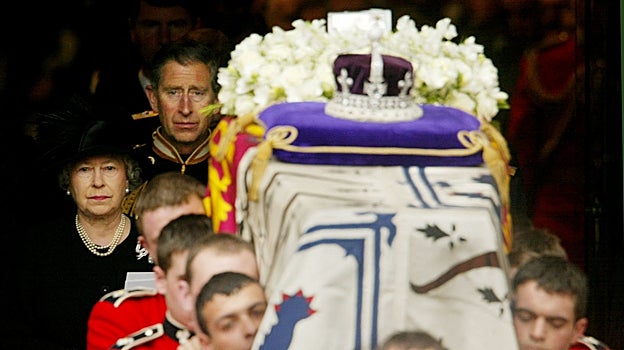 La Reina Isabel II y el Rey Carlos III durante el funeral de la Reina Madre, Isabel Bowes-Lyon, en 2002