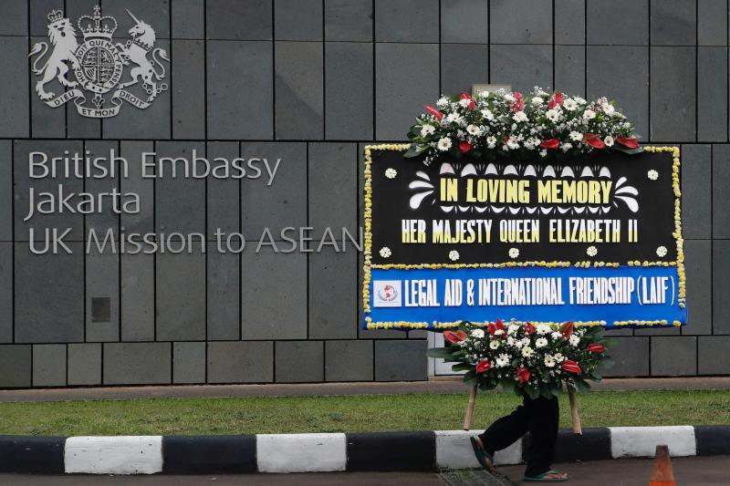 El la ciudad de Jakarta, Indonesia, un cartel mostraba el reconocimiento a la reina más longeva de Reino Unido