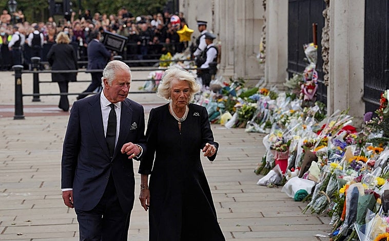 La llegada de los Reyes Carlos III y Camila al Palacio de Buckingham, en imágenes