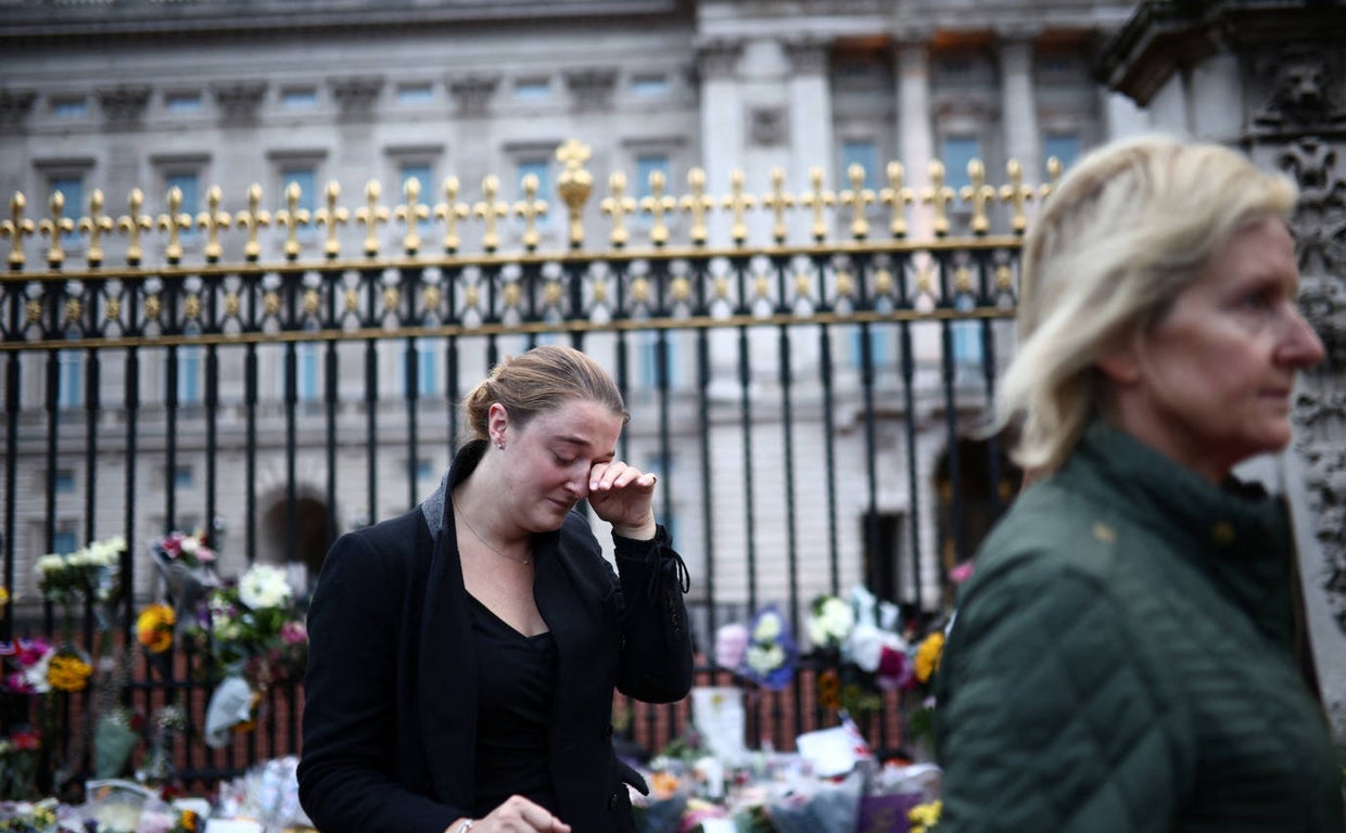 Fotogalería: los británicos lloran la muerte de la Reina frente al Palacio de Buckingham