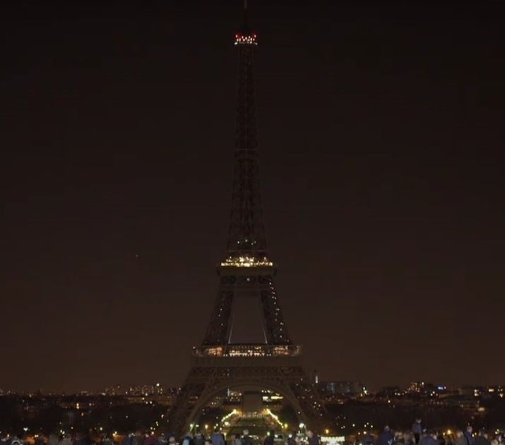 La Torre Eiffel fue uno de los principales monumentos que apagaron sus luces durante la noche de este jueves, en conmemoración a la despedida de la reina Isabel II