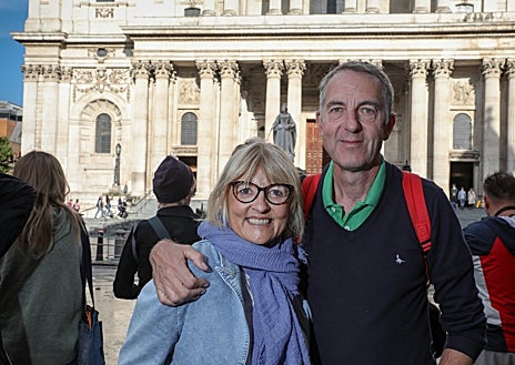 Imagen secundaria 1 - Una pareja (abajo izq) y John junto a su hijo Archie, en las calles de Londres