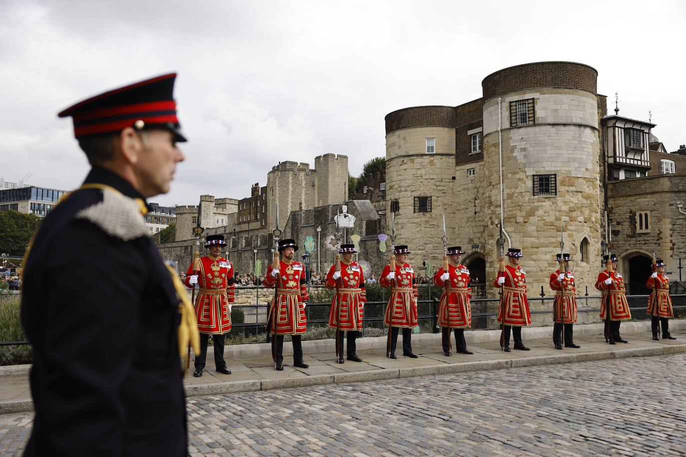 Miembros de los Yeoman Warders, también conocidos como Beefeaters, se alinean para el saludo armado para celebrar la proclamación oficial del Rey Carlos III.