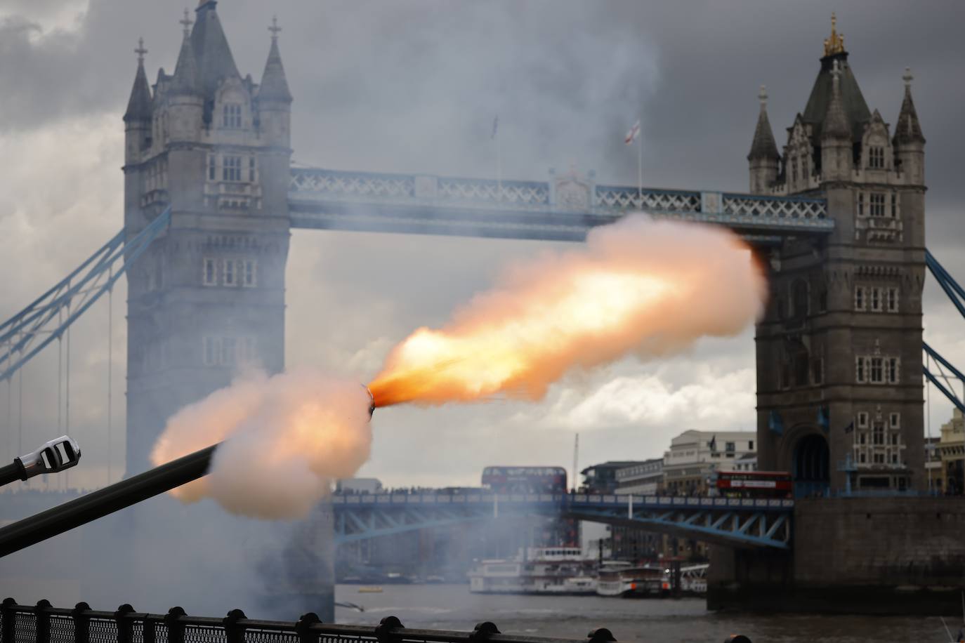 El saludo de artillería para celebrar la proclamación de Carlos III como Rey de Inglaterra con la Torre de Londres de fondo.