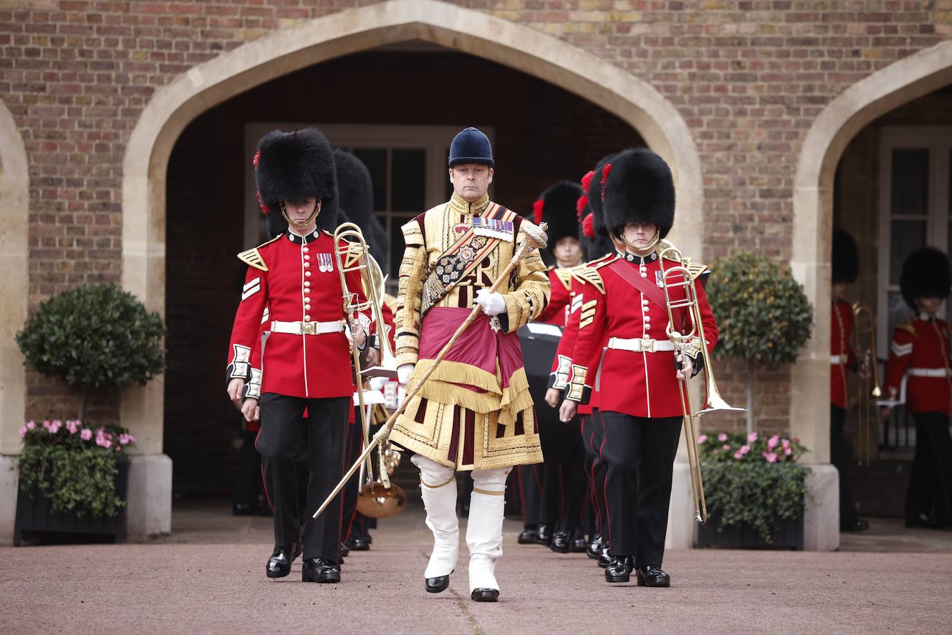 Miembros de la banda de la Guardia Coldstream marchando hacia el exterior del patio Friary en el Palacio de St. James.
