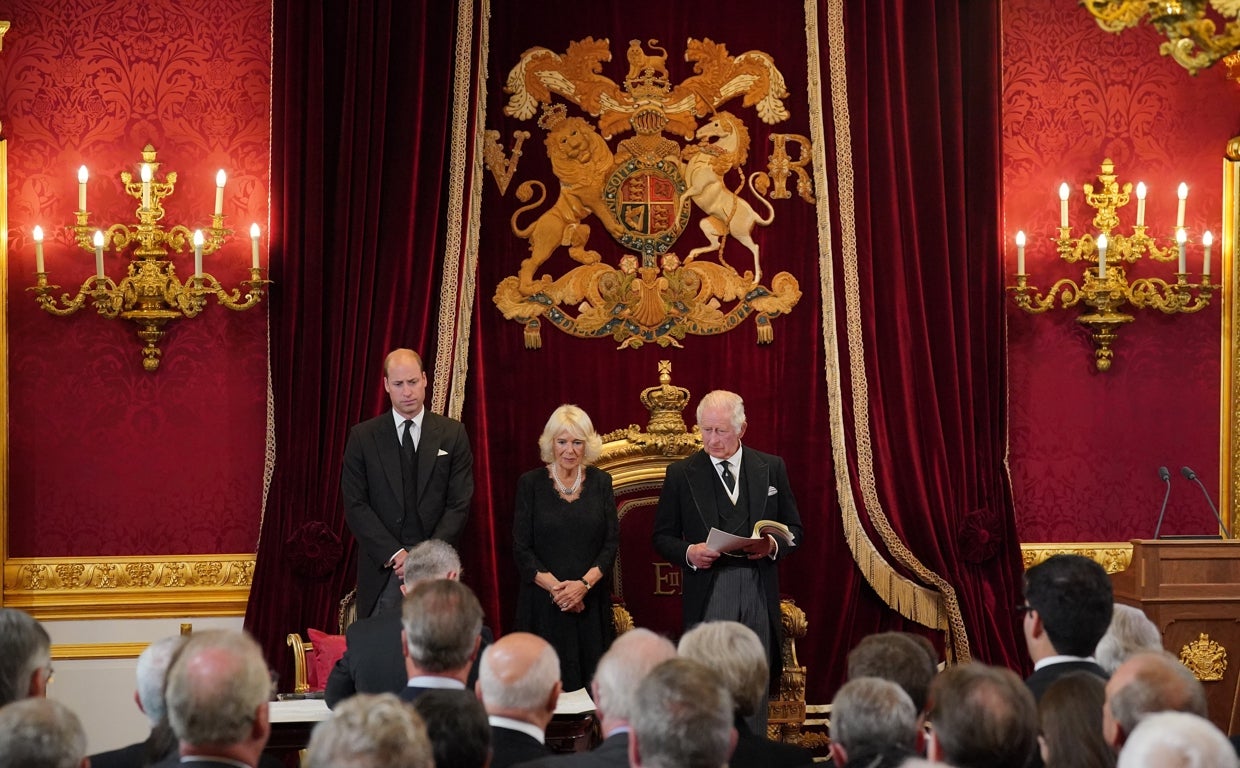 El Príncipe de Gales, Camila, Reina consorte, y el Rey Carlos III, asisten al Consejo de Adhesión en el Palacio de San Jaime donde Carlos es proclamado formalmente monarca