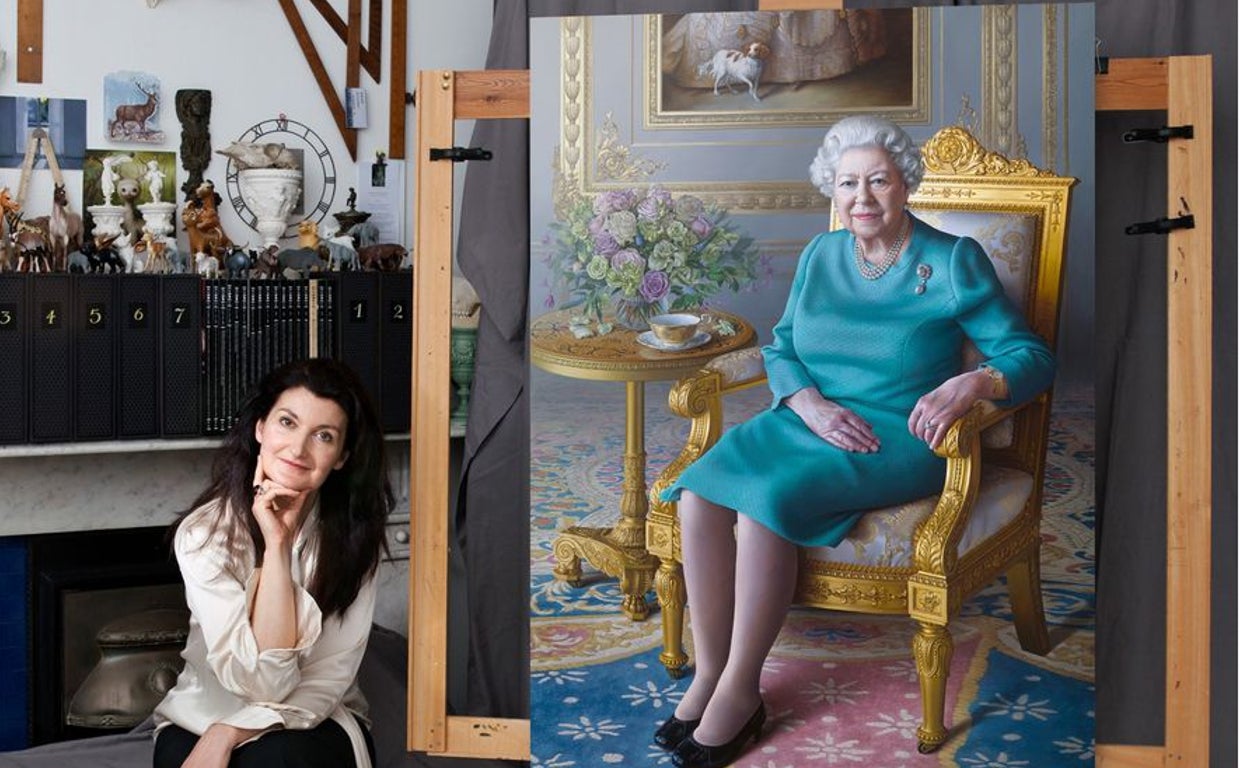 La pintora española Miriam Escofet, ante el retrato de la Reina Isabel II