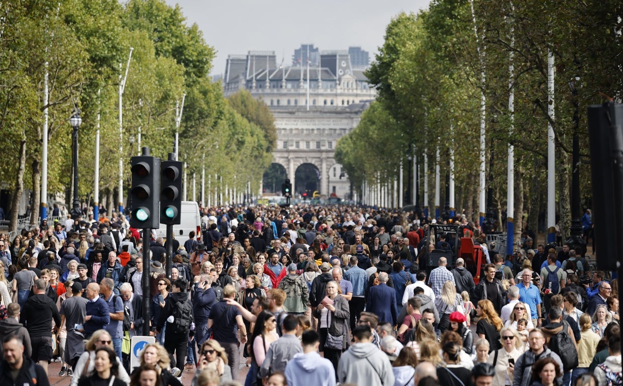Una multitud se concentra frente al Palacio de Buckingham para despedir a Isabel II