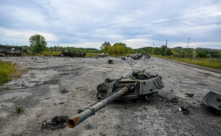 Tanques rusos este sábado en Balakleya tras el avance las tropas ucranianas