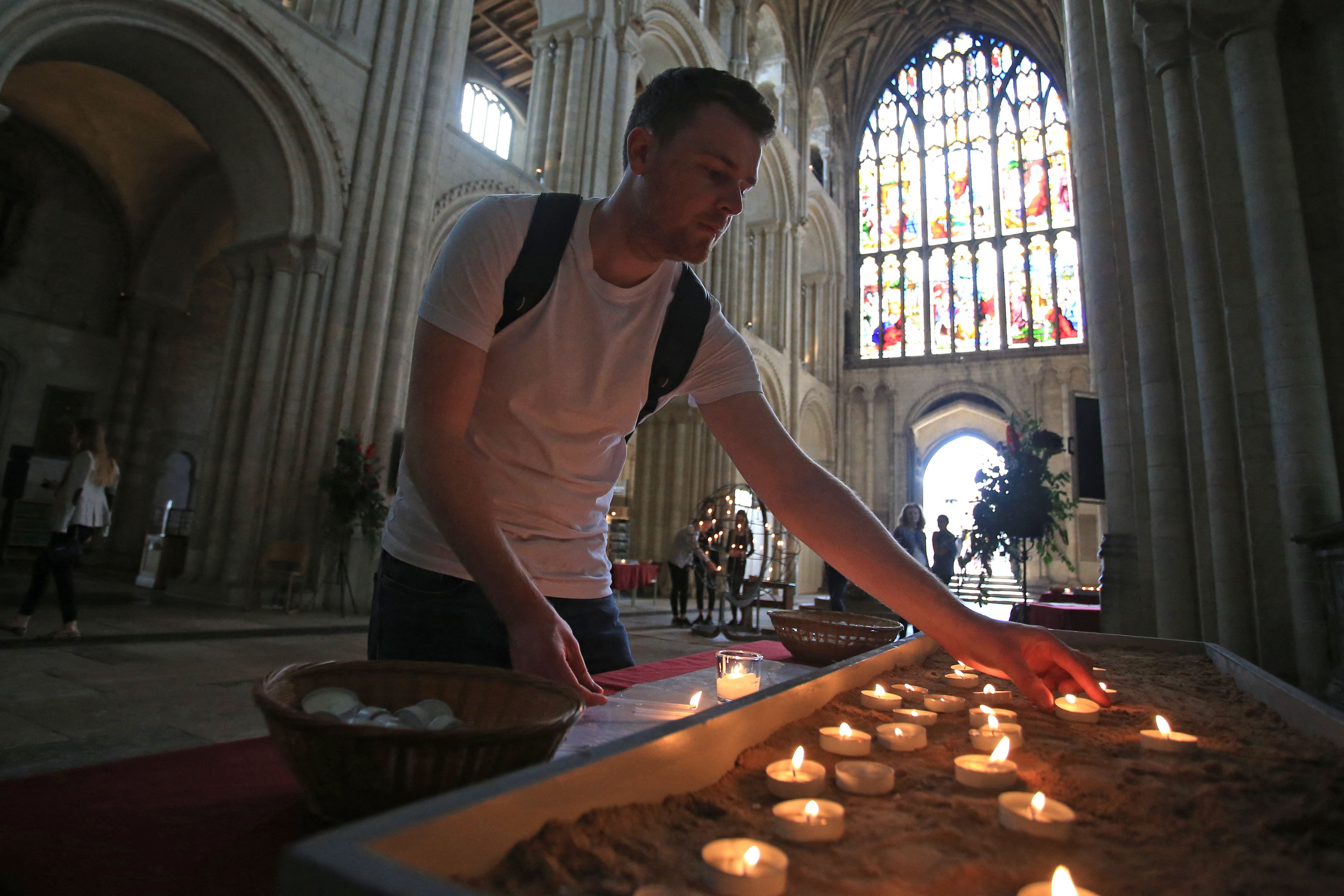 Alumbran velas en memoria de Isabel II de Inglaterra en la Catedral de Norwich.