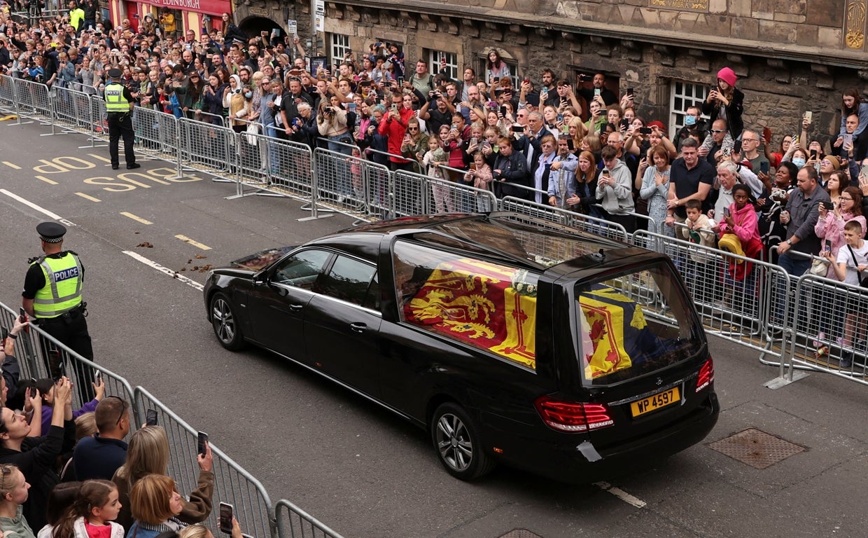 El féretro de Isabel II salió este domingo por la mañana del Castillo de Balmoral en dirección a Edimburgo envuelto en el Estandarte de Escocia