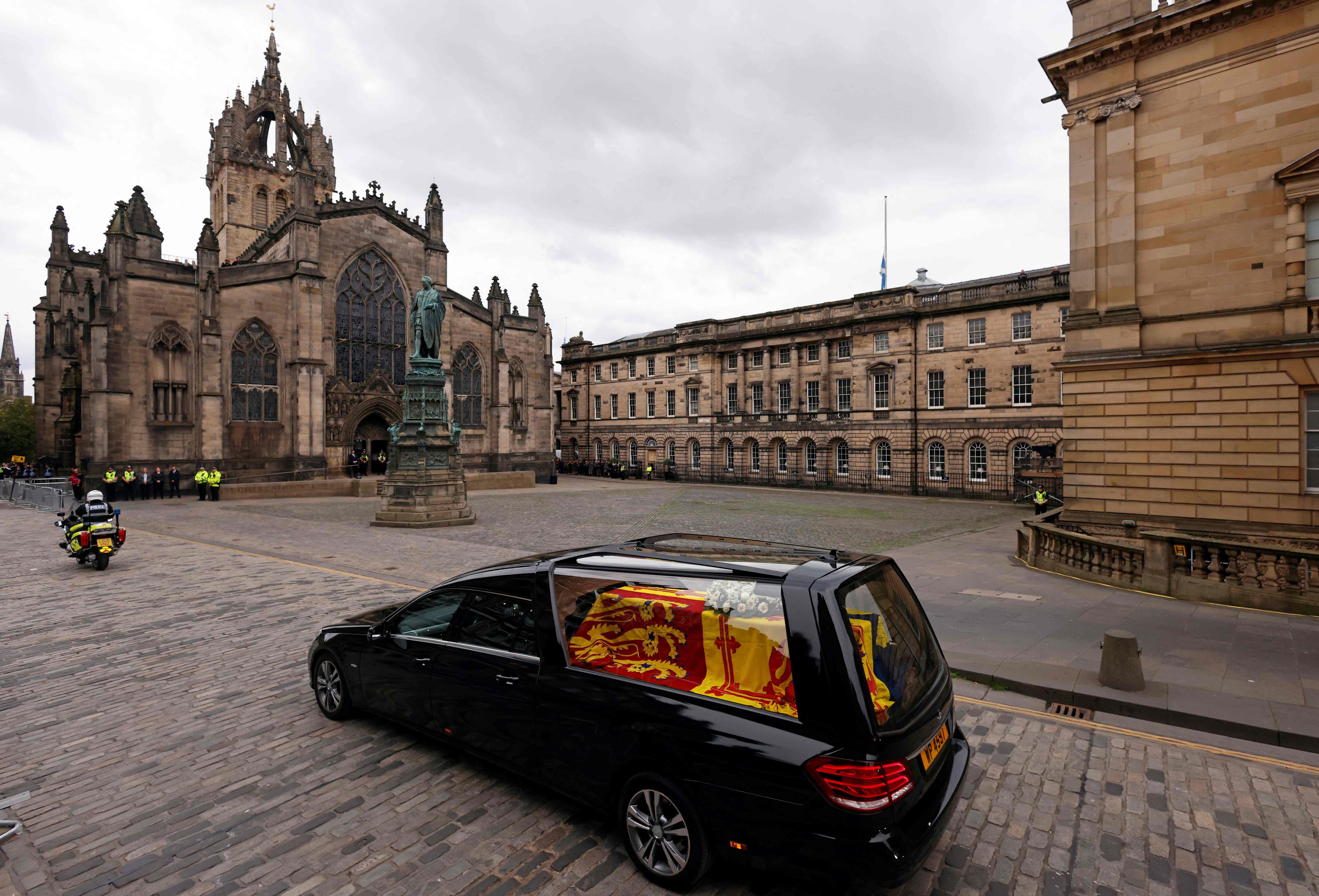 El coche fúnebre con el féretro de Isabel II llega pasa por la Catedral de St. Giles en Edimburgo.