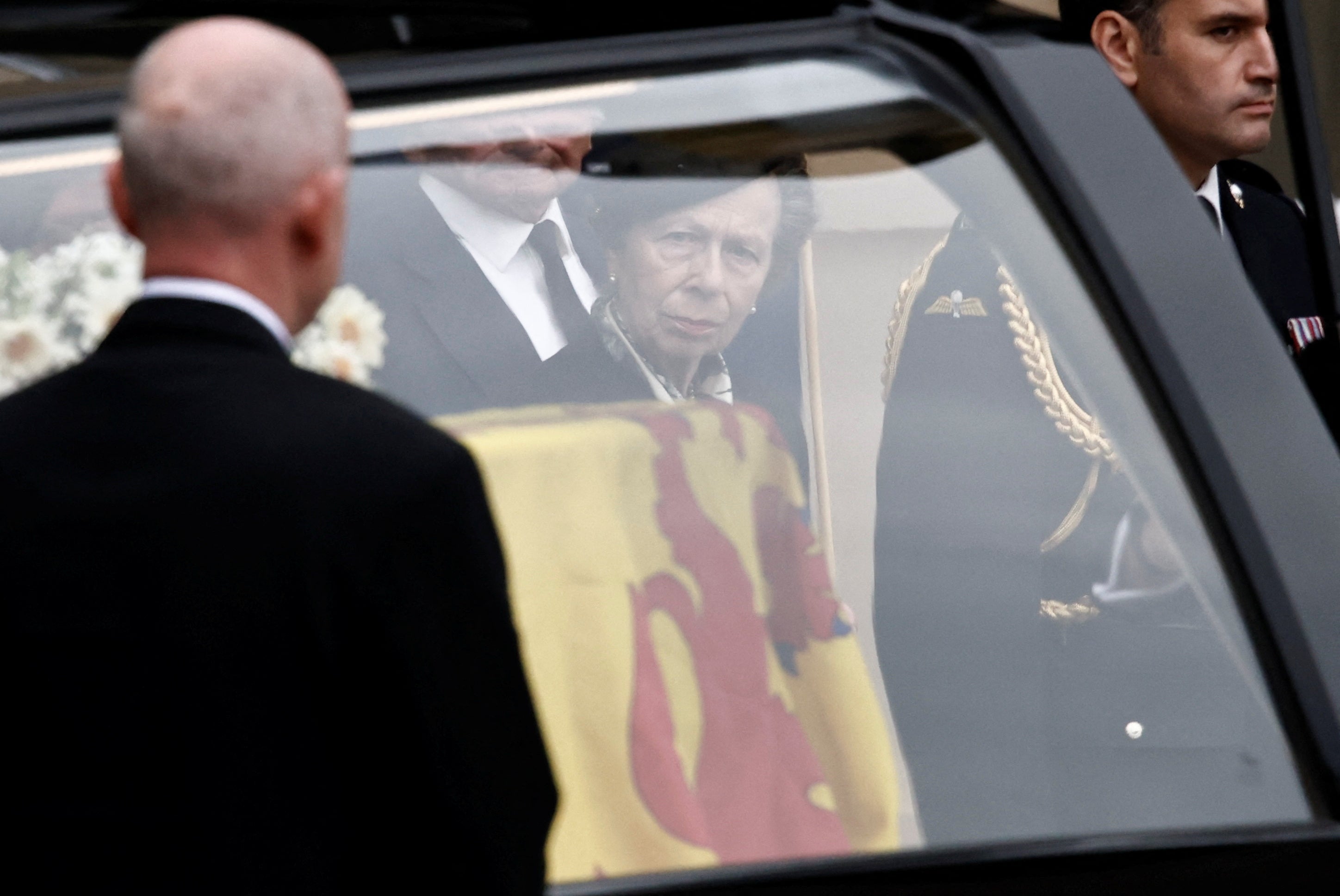La princesa Anne observa la llegada del féretro de Isabel II al Palacio de Holyroodhouse.