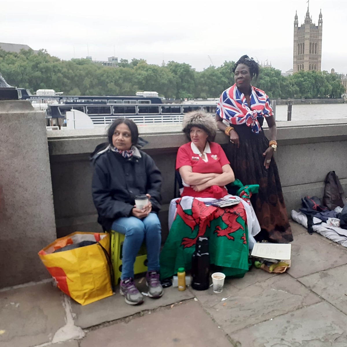 Las primeras de la fila: 50 horas al raso para despedirse de la Reina