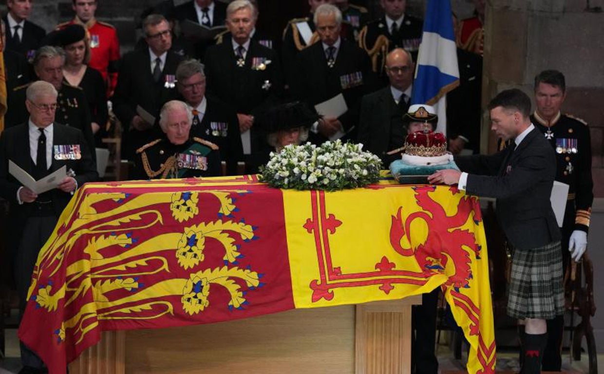 El príncipe Andrés de Gran Bretaña, duque de York, el Rey Carlos III, Camilla de Gran Bretaña, la reina consorte, y la Princesa Ana , miran mientras el duque de Hamilton, Alexander Douglas-Hamilton coloca la corona de Escocia encima el ataúd de la reina Isabel II dentro de la catedral de St Giles en Edimburgo el 12 de septiembre de 2022